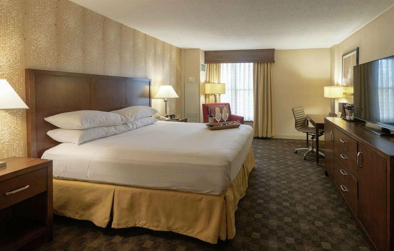 Doubletree By Hilton Norfolk Airport Hotel Екстериор снимка