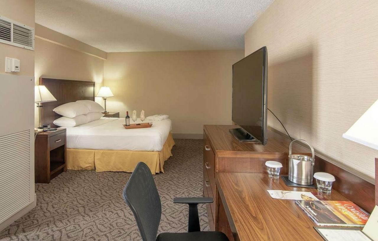 Doubletree By Hilton Norfolk Airport Hotel Екстериор снимка