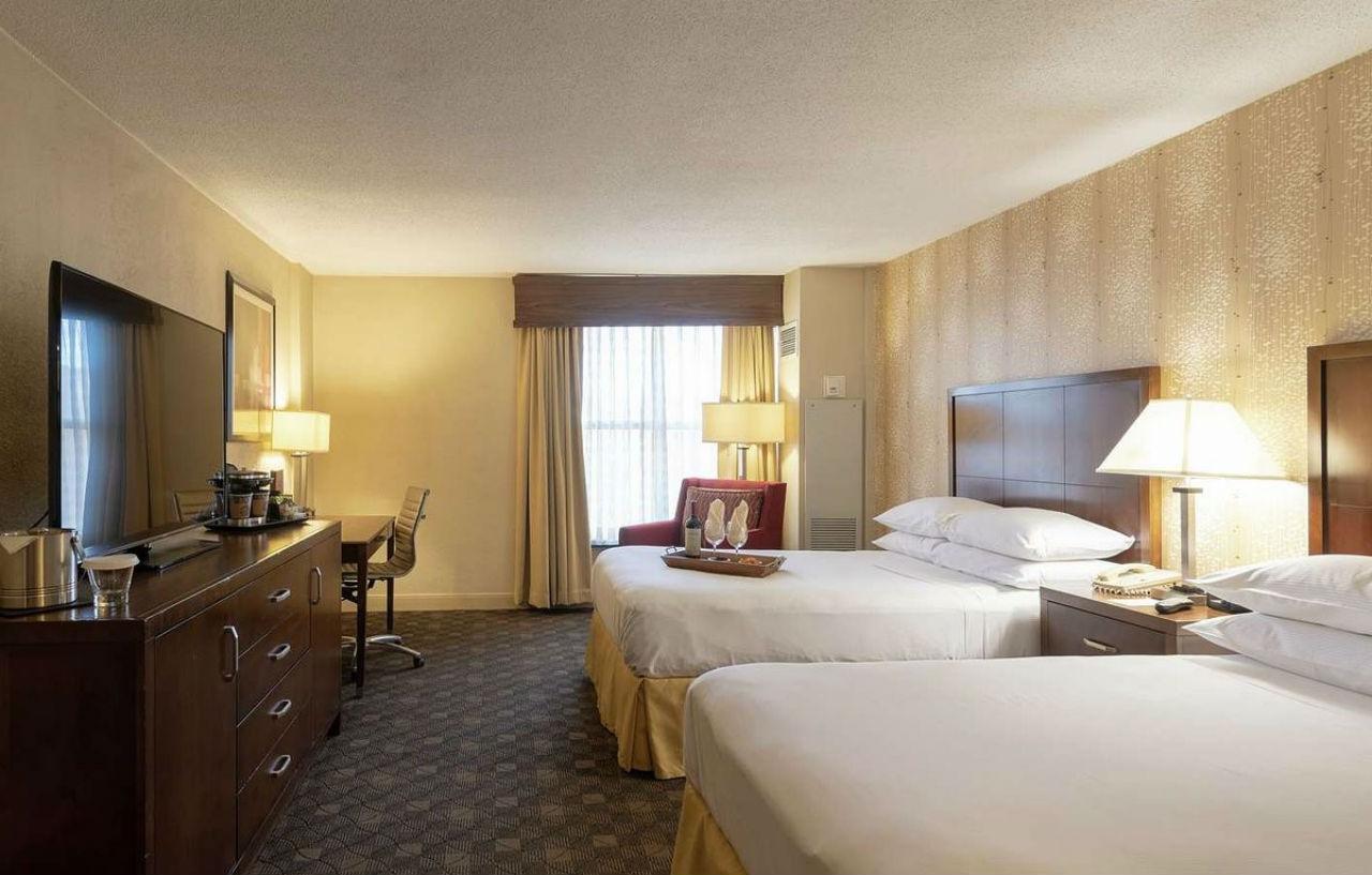 Doubletree By Hilton Norfolk Airport Hotel Екстериор снимка