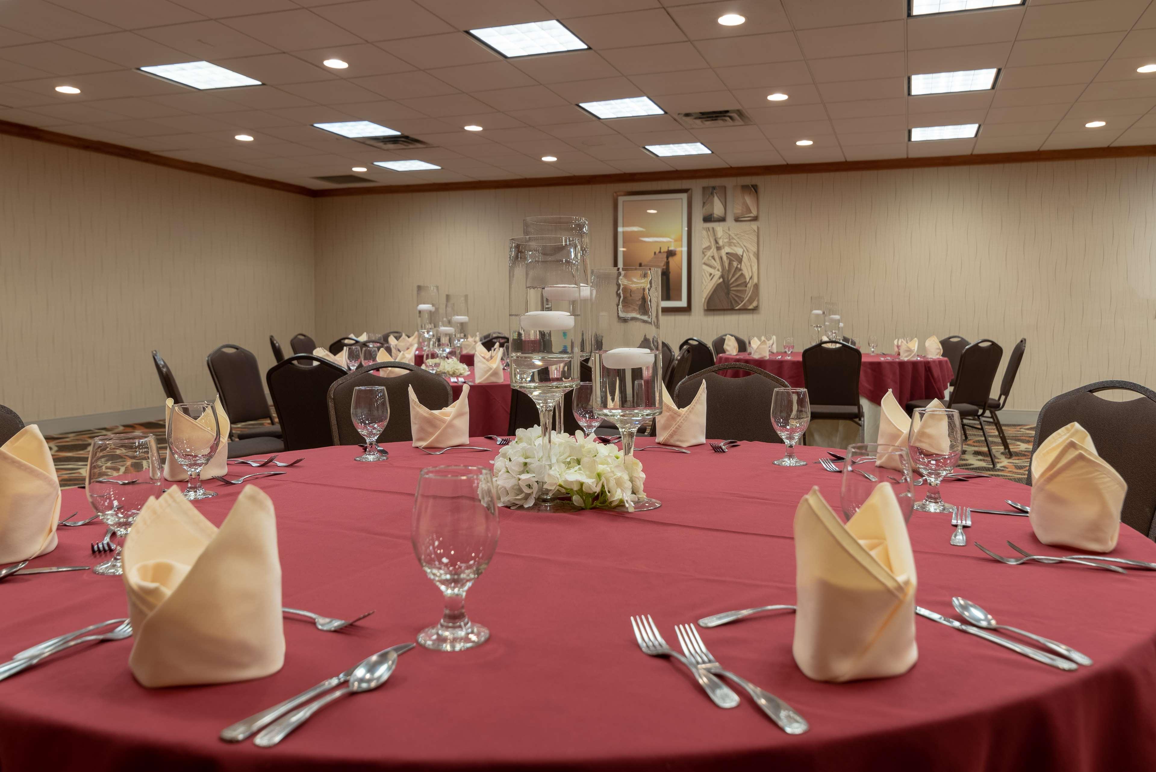 Doubletree By Hilton Norfolk Airport Hotel Екстериор снимка