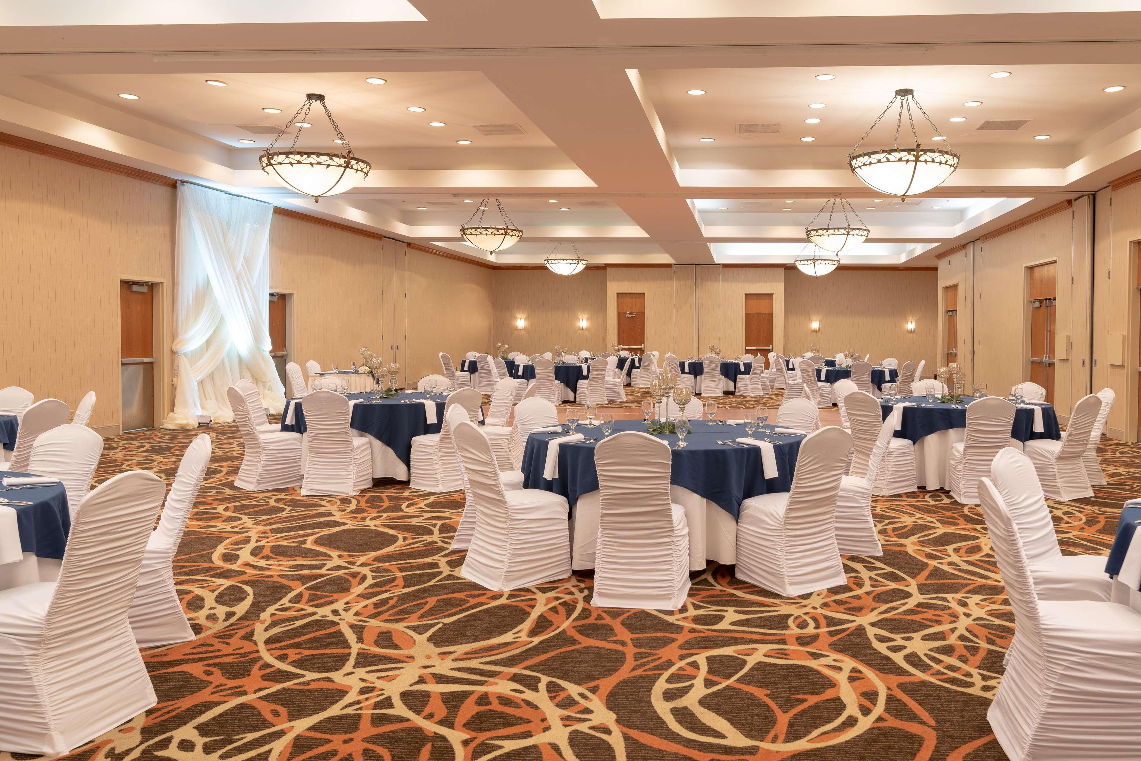 Doubletree By Hilton Norfolk Airport Hotel Екстериор снимка
