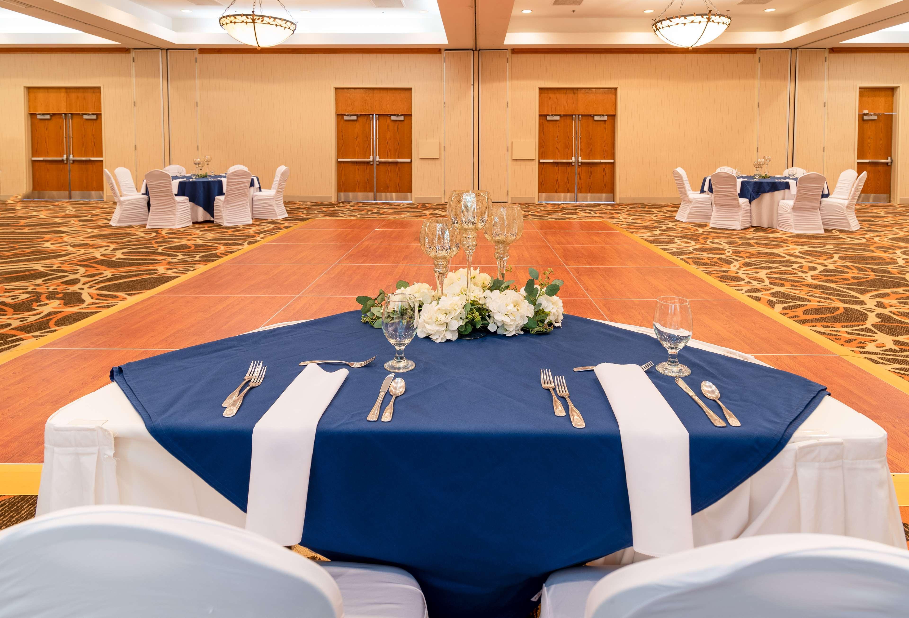 Doubletree By Hilton Norfolk Airport Hotel Екстериор снимка