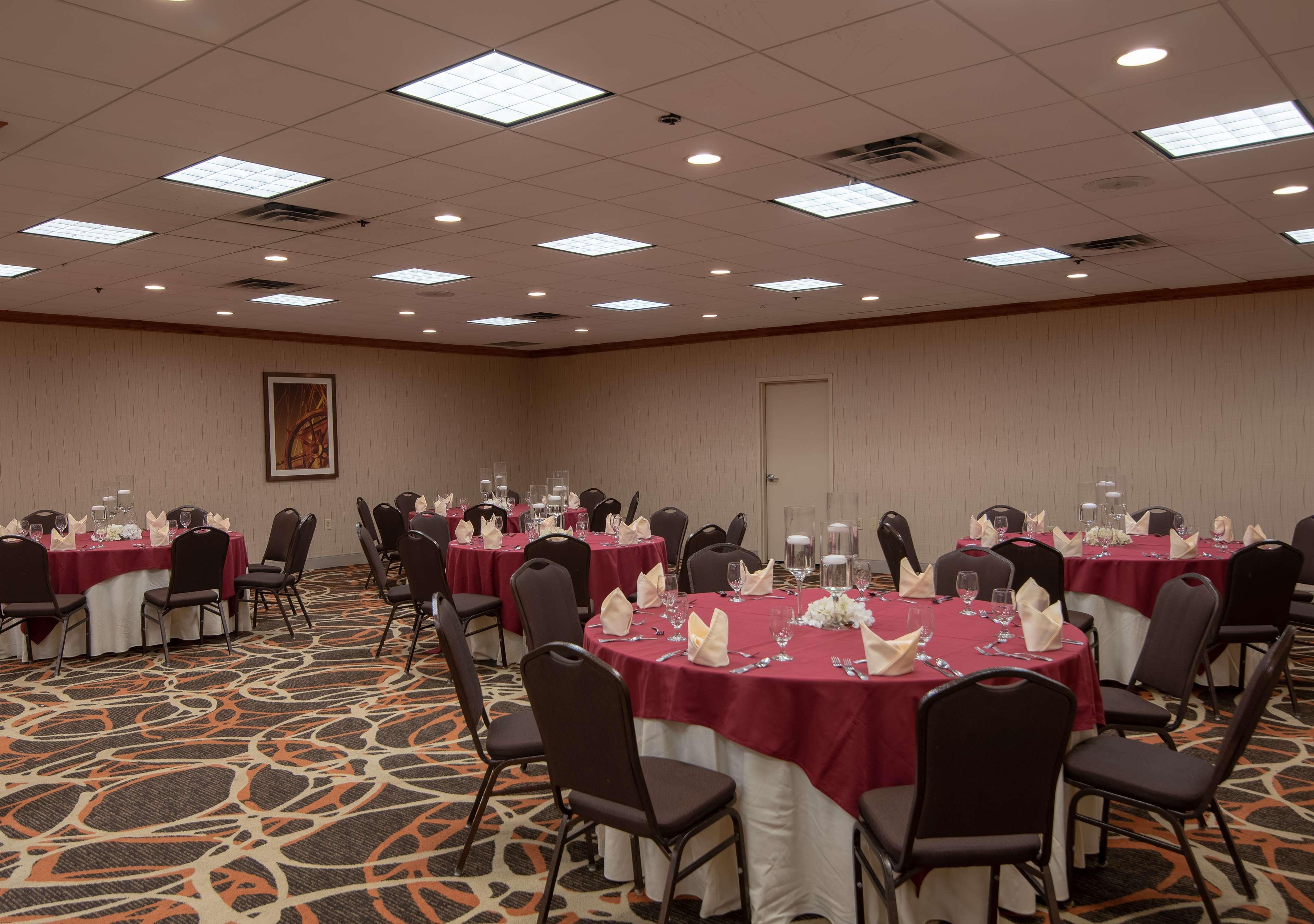 Doubletree By Hilton Norfolk Airport Hotel Екстериор снимка