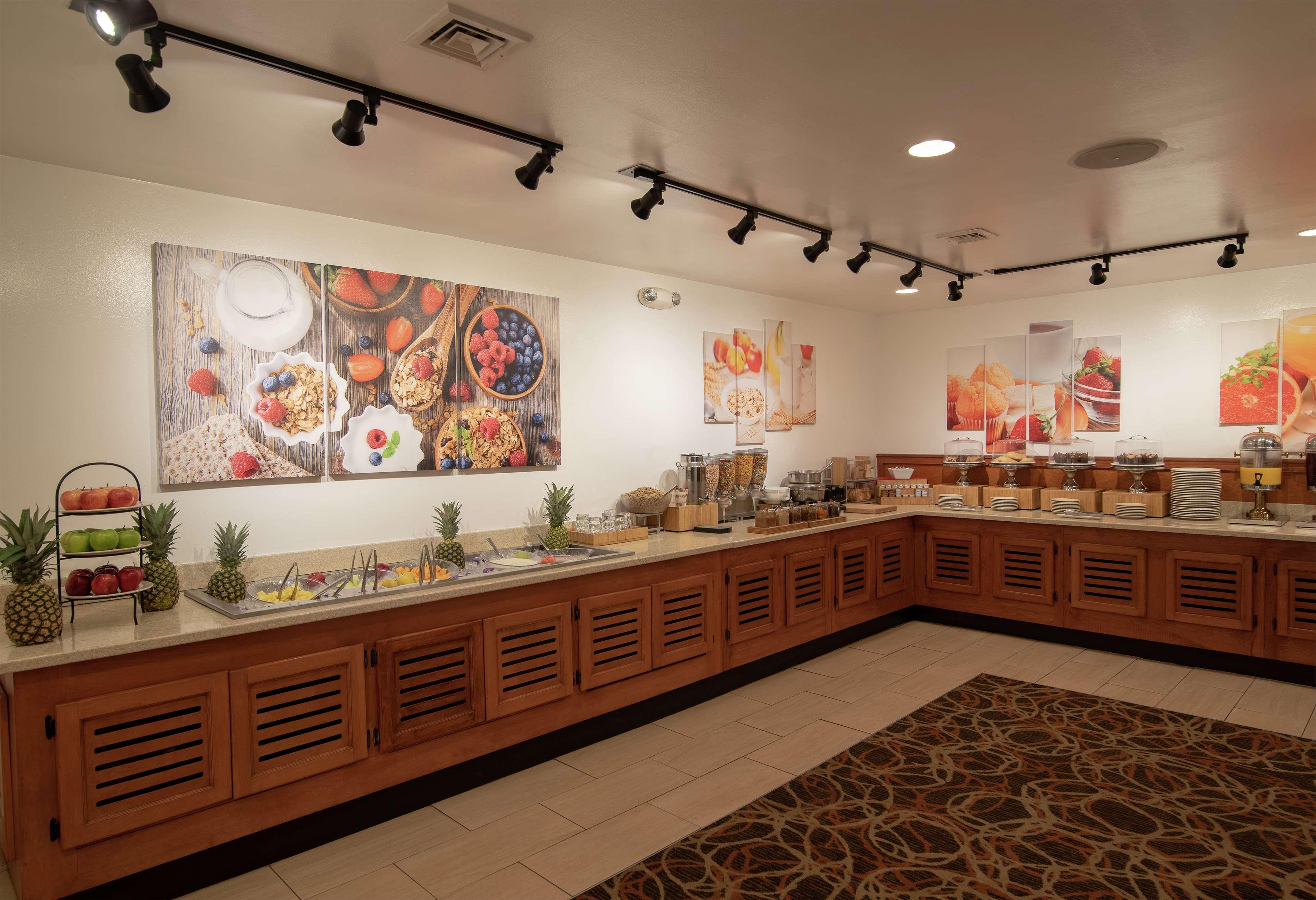 Doubletree By Hilton Norfolk Airport Hotel Екстериор снимка