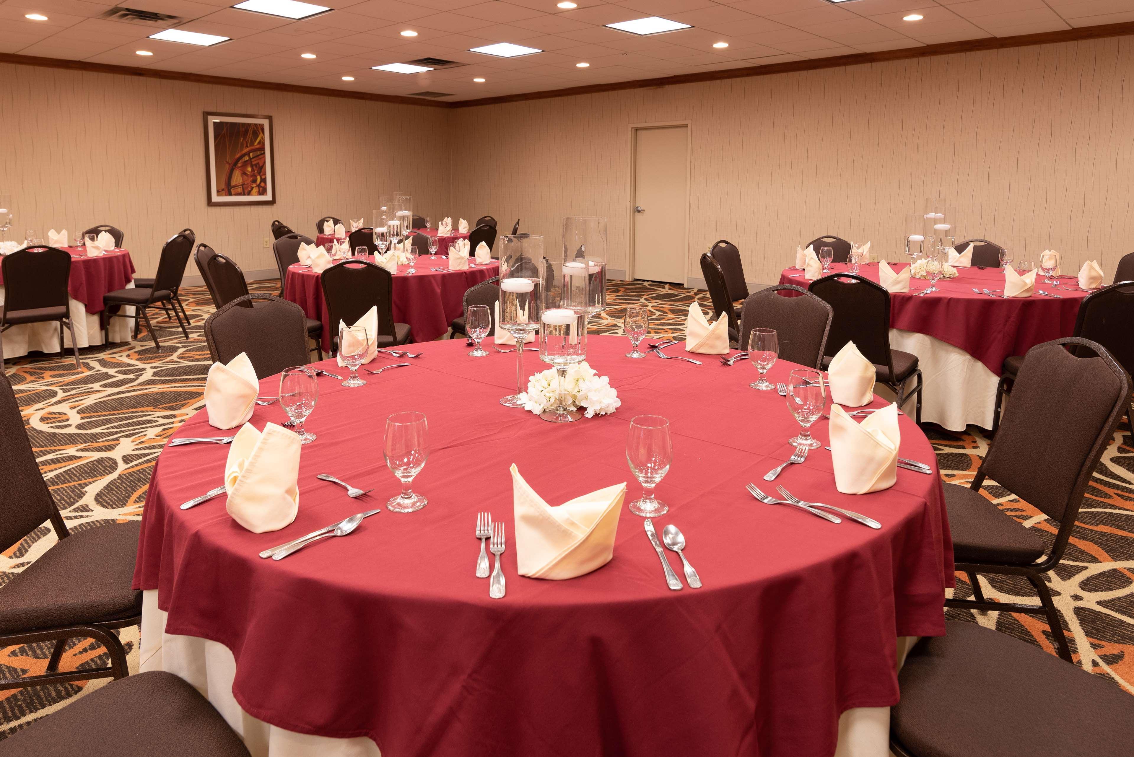 Doubletree By Hilton Norfolk Airport Hotel Екстериор снимка