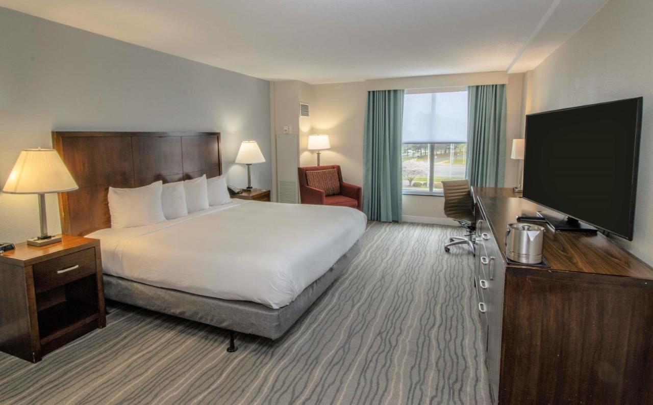 Doubletree By Hilton Norfolk Airport Hotel Екстериор снимка