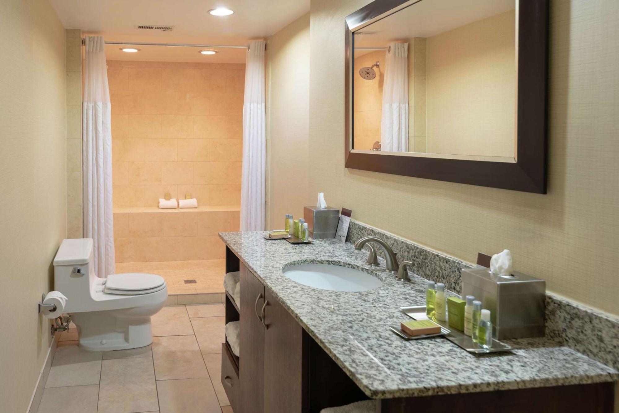 Doubletree By Hilton Norfolk Airport Hotel Екстериор снимка