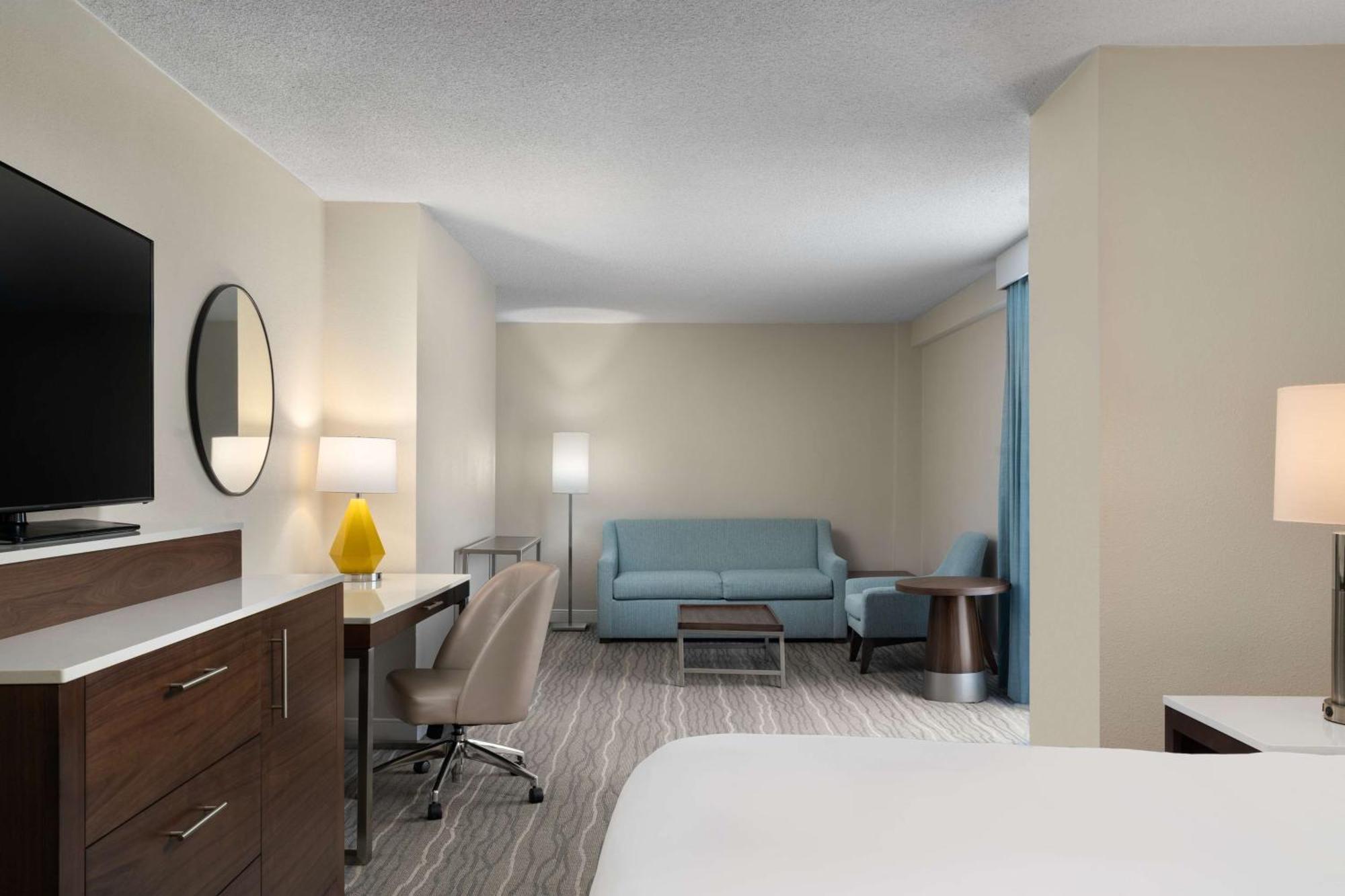 Doubletree By Hilton Norfolk Airport Hotel Екстериор снимка