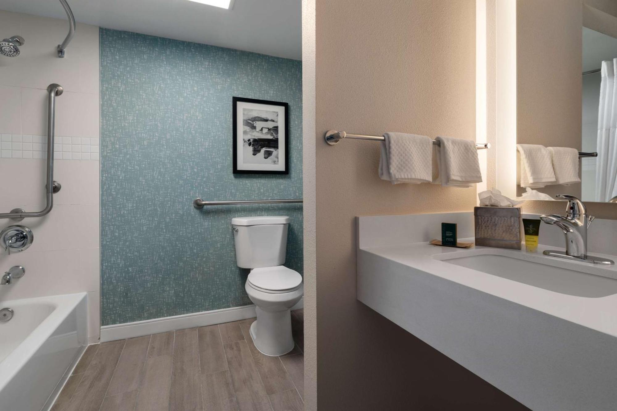 Doubletree By Hilton Norfolk Airport Hotel Екстериор снимка