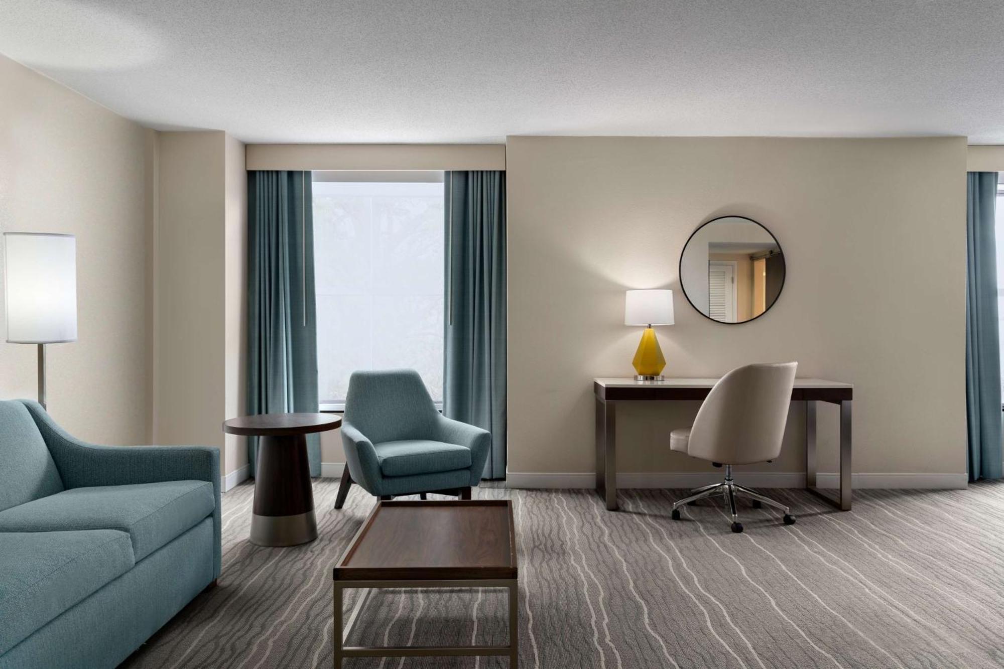 Doubletree By Hilton Norfolk Airport Hotel Екстериор снимка