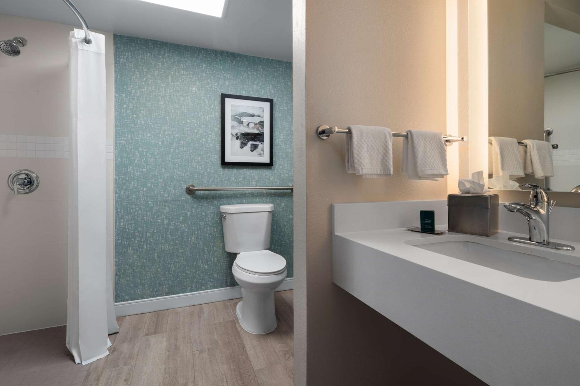 Doubletree By Hilton Norfolk Airport Hotel Екстериор снимка
