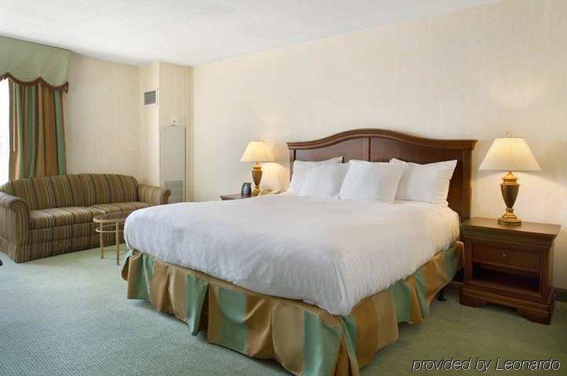 Doubletree By Hilton Norfolk Airport Hotel Екстериор снимка