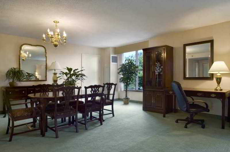 Doubletree By Hilton Norfolk Airport Hotel Екстериор снимка