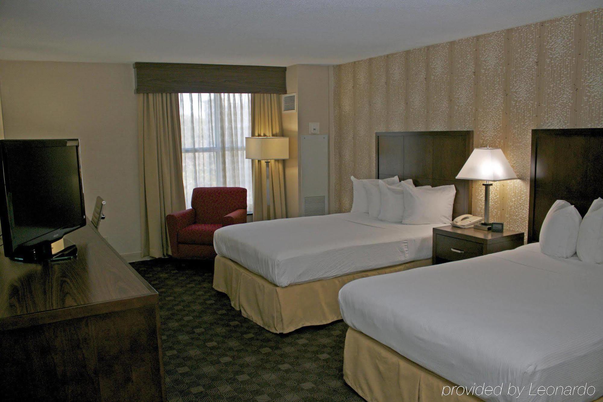 Doubletree By Hilton Norfolk Airport Hotel Екстериор снимка