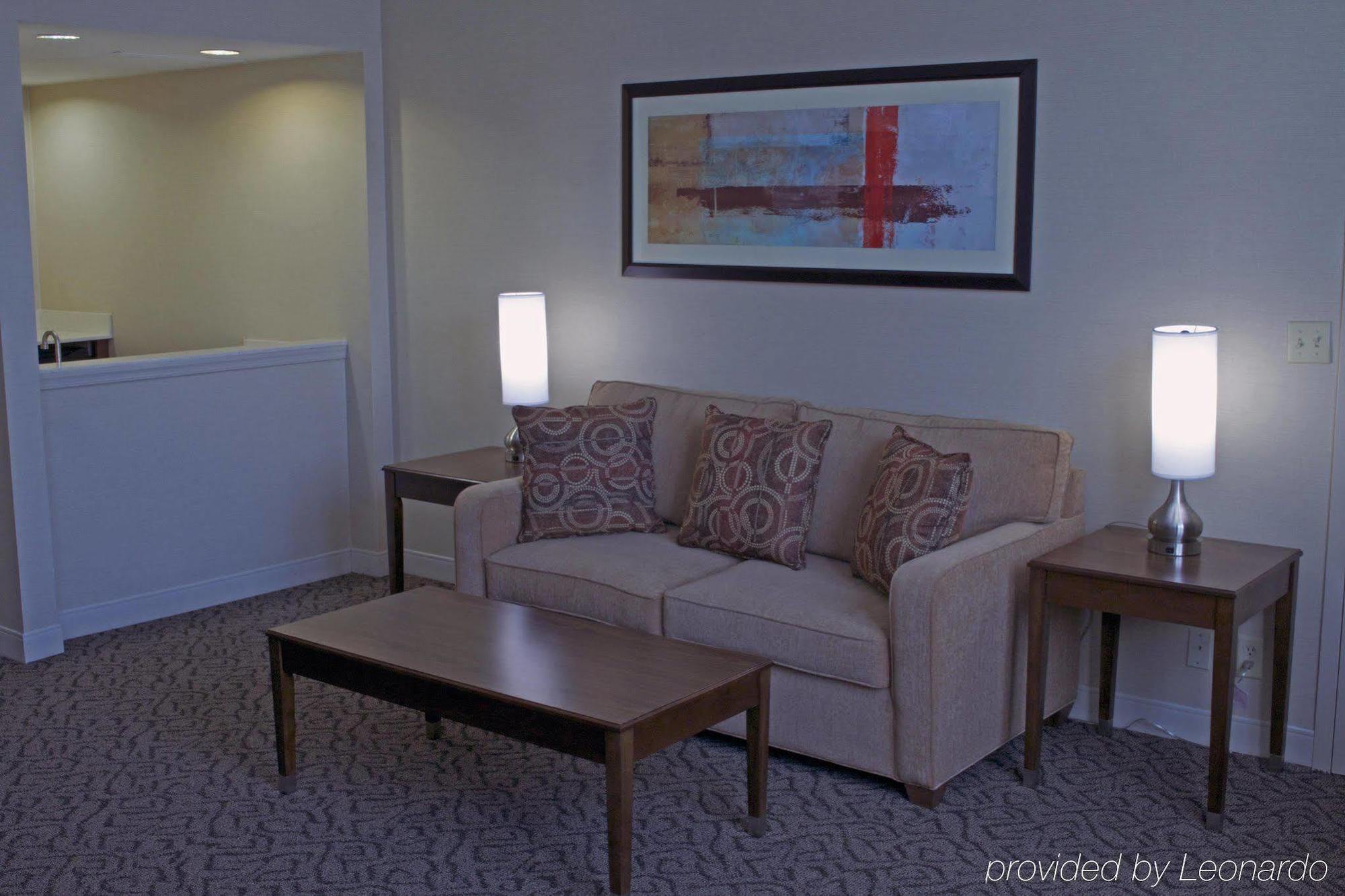 Doubletree By Hilton Norfolk Airport Hotel Екстериор снимка