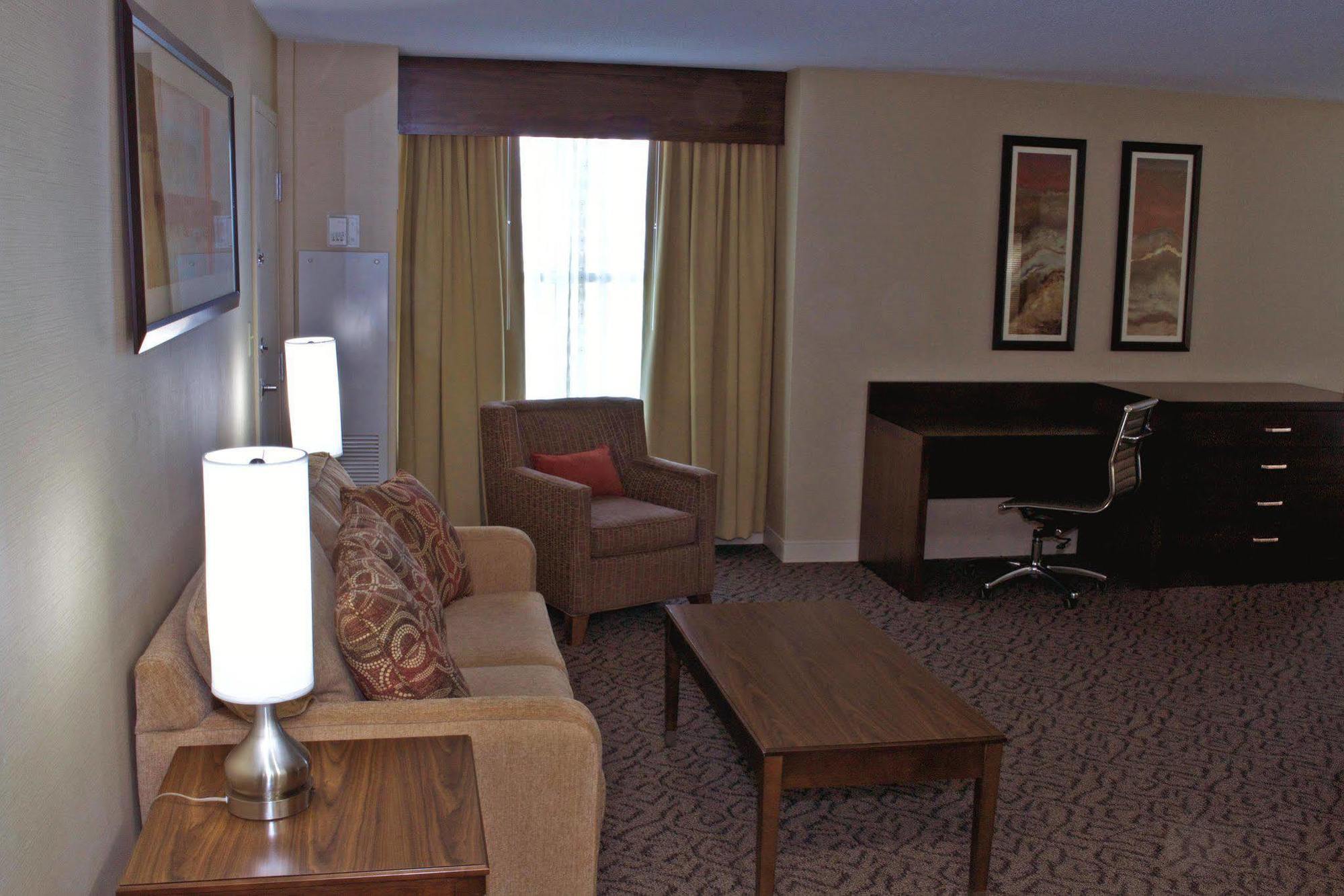Doubletree By Hilton Norfolk Airport Hotel Екстериор снимка