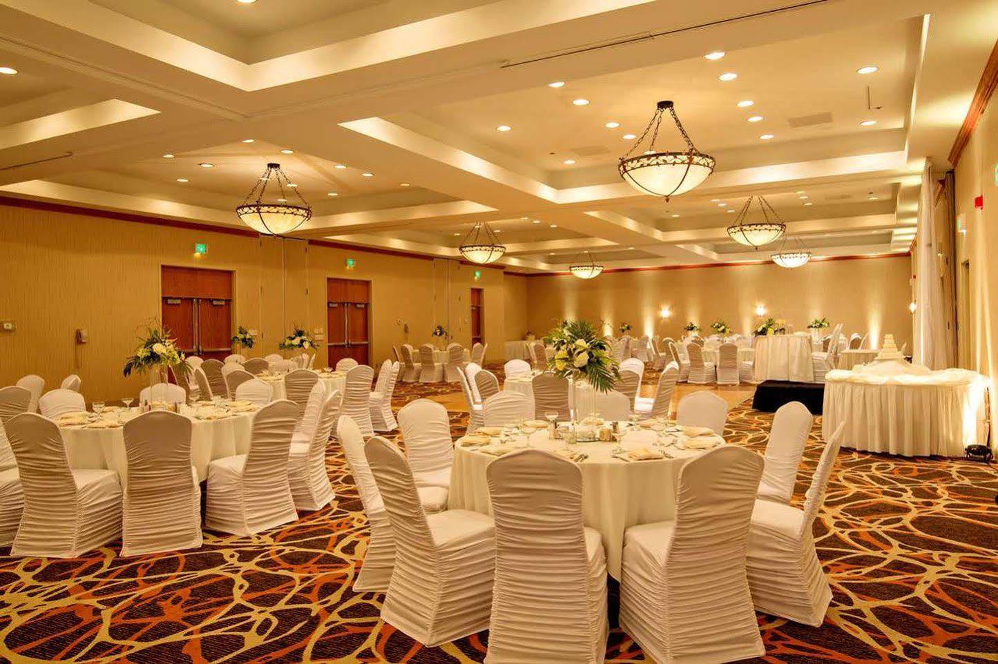 Doubletree By Hilton Norfolk Airport Hotel Екстериор снимка