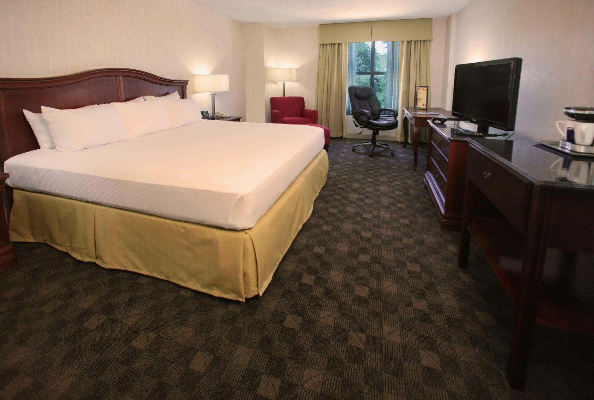 Doubletree By Hilton Norfolk Airport Hotel Екстериор снимка