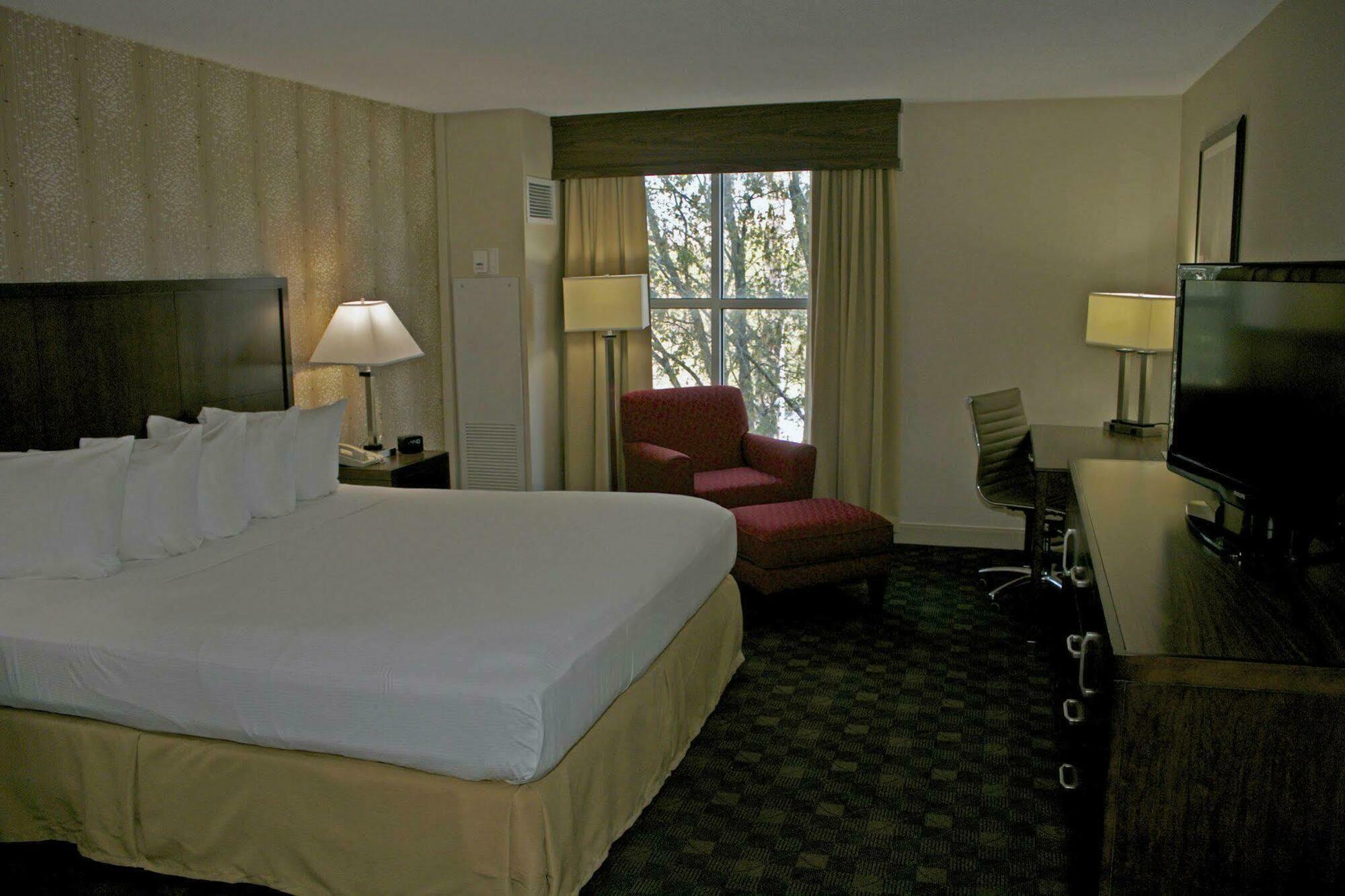 Doubletree By Hilton Norfolk Airport Hotel Екстериор снимка